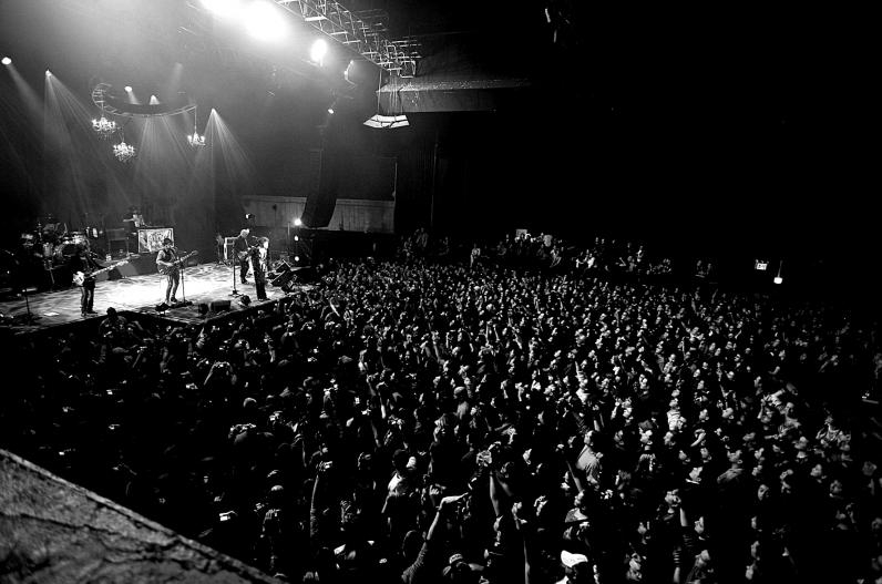 Enrique Bunbury y su banda, en la abarrotada sala Roseland Ballroom de Nueva York, en la calle 52 de Manhattan, muy cerca de Times Square, el pasado da 17 de febrero.. Jose girl 